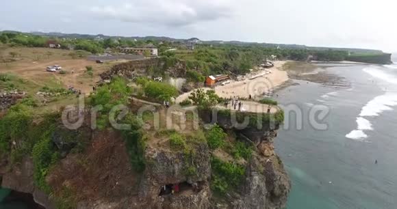 有洞穴的巨大悬崖阴天波浪状的海洋巴厘岛4k视频的预览图