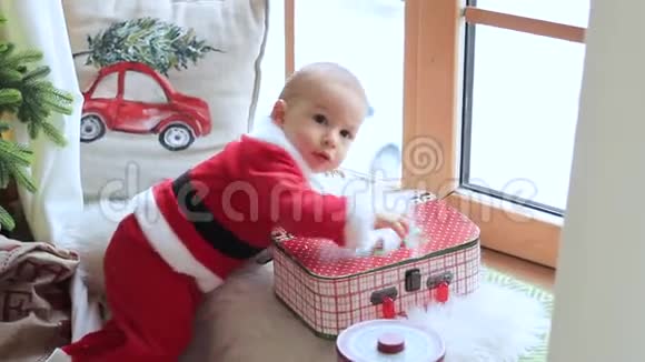 圣诞老人小孩在家庆祝圣诞节男孩可爱的孩子快乐的心情圣诞礼物视频的预览图