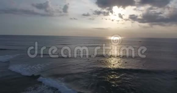 海洋的空中镜头有许多人在游泳巨浪4k视频的预览图