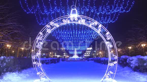 圣诞节照明蓝色大门和装饰从美丽的新年灯在街道上新年视频的预览图