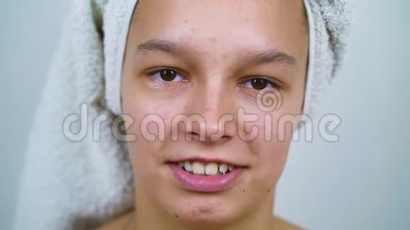 一个长着棕色眼睛的漂亮少女头上的浴巾有痘痘视频的预览图