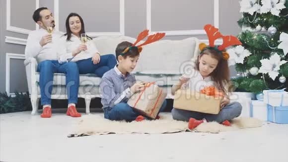 全身视频可爱的孩子坐在洛托斯的位置手里拿着圣诞礼物找出里面是什么视频的预览图