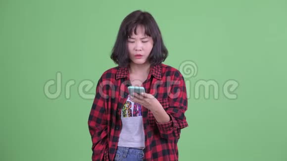 穿着亚洲时髦的女人用电话和坏消息视频的预览图