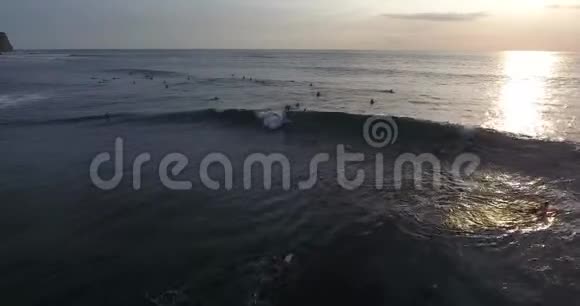 海洋中的泡沫巨浪很多人在享受水冲浪4K视频的预览图