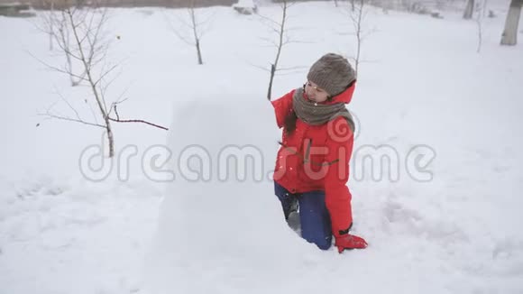 少女为寒假堆雪人视频的预览图