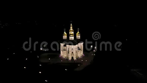 夜晚在切尔尼吉夫凯瑟琳教堂的空中景色摄像机从左到右跟踪视频的预览图