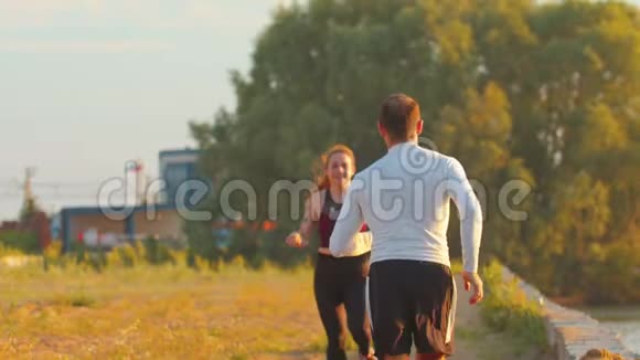 一男一女沿着海滨互相奔跑拍手视频的预览图