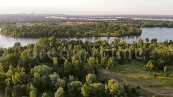 日落时靠近大河的乡村房屋空中视频的预览图