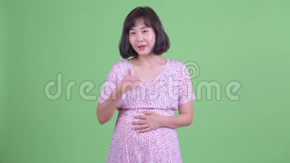 快乐的亚洲孕妇竖起大拇指视频的预览图