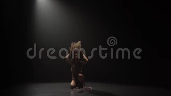 留着长发的女孩在聚光灯下跳着舞视频的预览图
