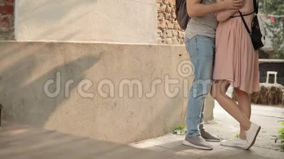 在家附近的街道上亲吻年轻夫妇侧视视频的预览图