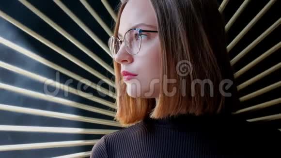 漂亮的红发年轻女子留着一个方形的短发戴着眼镜棕色的高领毛衣与一个视频的预览图
