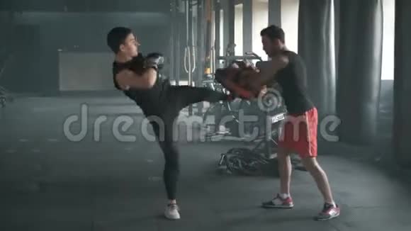 运动员在训练过程中与拳击教练在健身房打架4K50fps视频的预览图