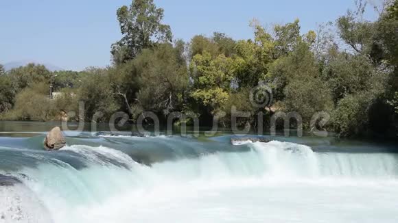 土耳其马纳夫加特河上的瀑布视频的预览图