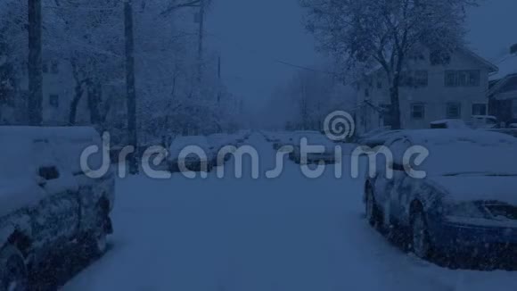 夜晚大雪覆盖的住宅道路视频的预览图
