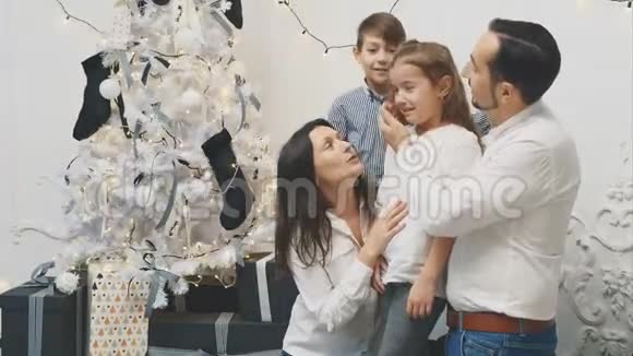 母亲父亲和弟弟贝加姆在白色的圣诞节背景下哭泣的小女儿视频的预览图