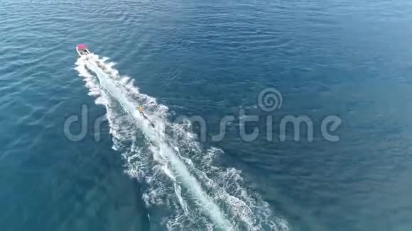 一个人在大海中醒来骑在摩托艇后面空中射击4K视频的预览图