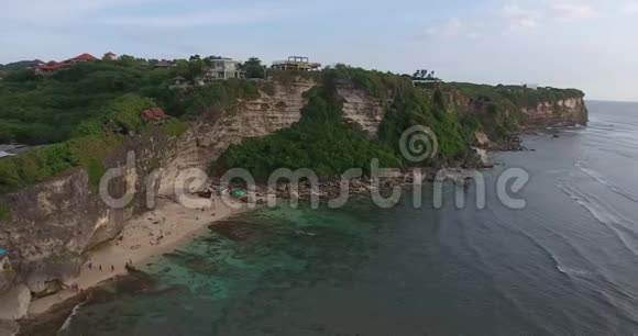 巴厘岛海滩的空中镜头度假胜地的许多建筑4k视频的预览图