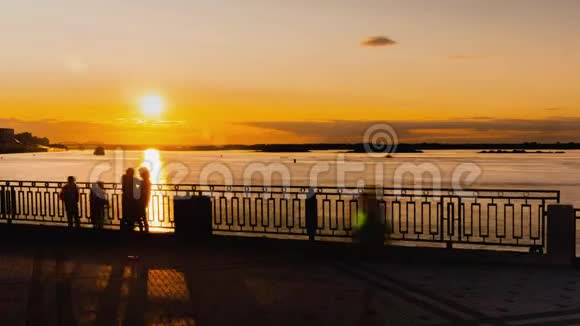 时光流逝一对夫妇在码头的河上欣赏着丰富多彩的金色苏珊视频的预览图