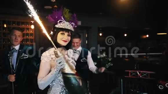 复古主题派对年轻人玩得开心跳舞一个女人拿着一瓶巨大的香槟放着烟火视频的预览图