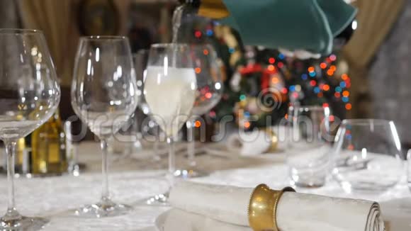 金色圣诞树灯和闪烁的花环背景下的假日香槟圣诞节和新年视频的预览图