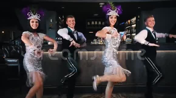 主题派对年轻的微笑者穿着闪亮的复古服装跳舞视频的预览图