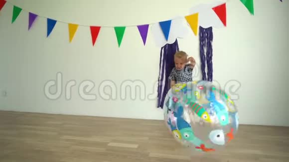 小男孩玩大充气球有趣的孩子玩得开心万向节运动视频的预览图