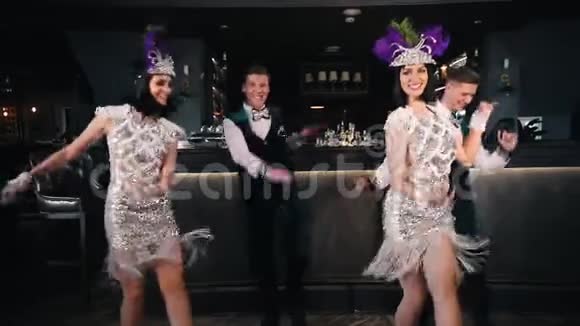 主题派对穿着闪闪发光的复古服装的年轻人用摇摆元素跳舞视频的预览图