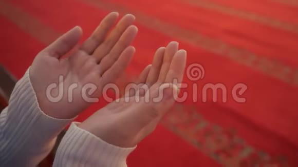 女人用手掌祈求上帝帮助伊斯兰清真寺视频的预览图
