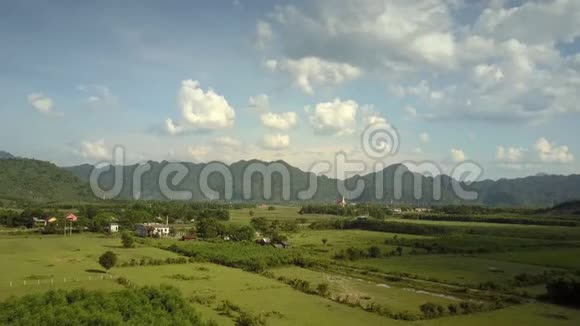从空中俯瞰镇上的绿田对山视频的预览图