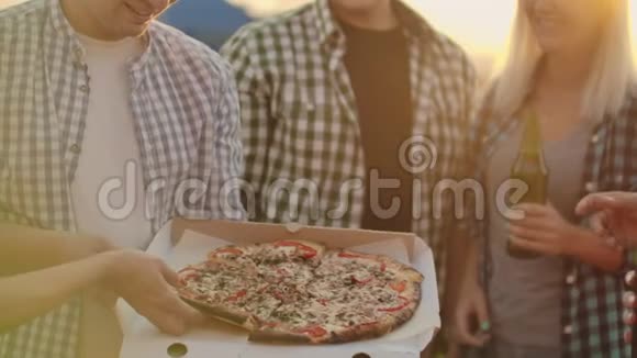 六个年轻人一起吃披萨视频的预览图