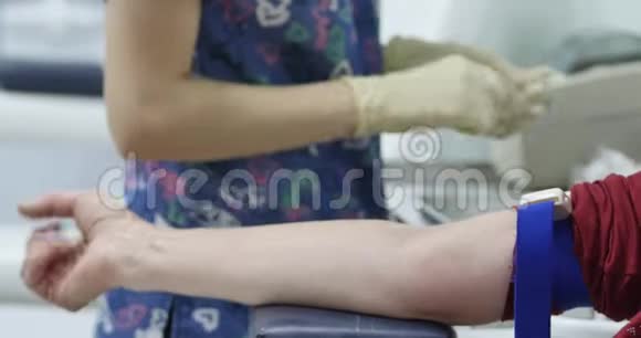 病人在验血前用手抽血护士用酒精羊毛擦拭静脉特写镜头视频的预览图