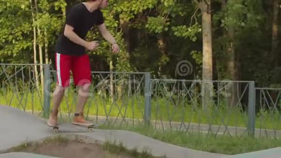 在特殊的波浪形道路上的公园里一个活泼的人在玩滑板视频的预览图