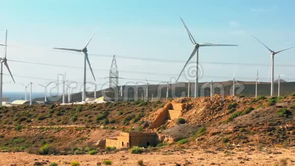 风力发电的风车在后台滚动山丘火星发电的概念视频的预览图