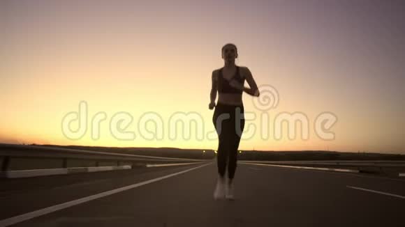 尽管傍晚时分一个非常疲劳的运动女孩在慢跑视频的预览图