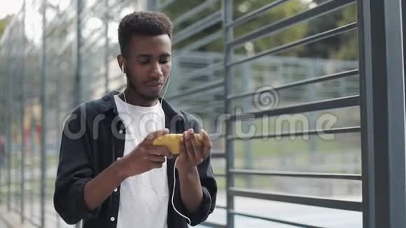 非洲男人在手机上看视频视频的预览图