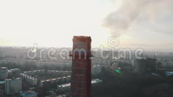 空气污染问题大工业管道污染城市空气白天视频的预览图