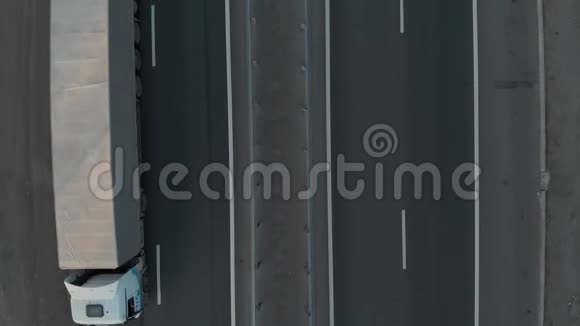 空中观景城际公路路段汽车和马车沿着一条四车道的道路行驶视频的预览图