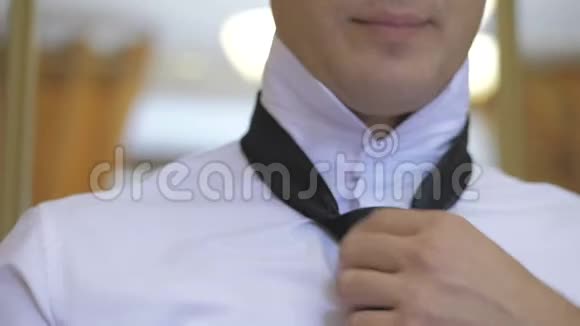 时髦的新郎穿着他的婚纱视频的预览图