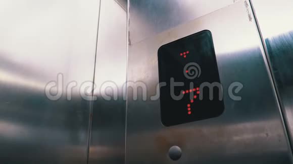 数字显示在电梯中箭头向下显示从7楼到1楼的楼层视频的预览图