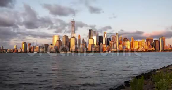 曼哈顿天际线的时间推移在日落日夜转换纽约城市景观时间点视频的预览图