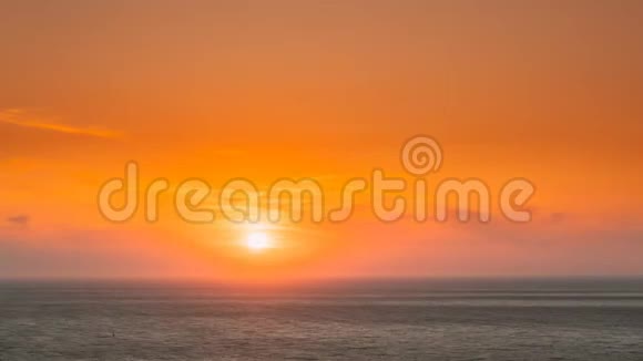 爱琴海傍晚阳光照耀海面自然日落天空暖色海景4K视频的预览图