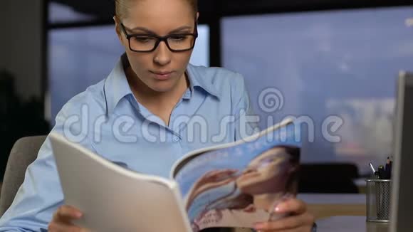 女员工阅读杂志代替工作缺乏动力工作枯燥乏味视频的预览图