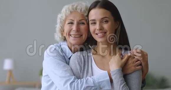 深情两代女奶奶和孙儿家画像视频的预览图
