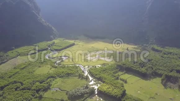 景观与河流在田野和沼泽的上层景观视频的预览图
