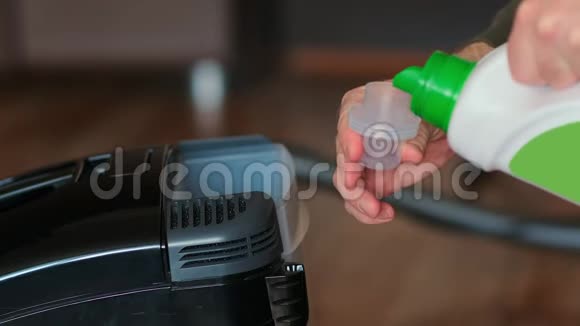 贴身男将洗发水倒入清洁吸尘器视频的预览图