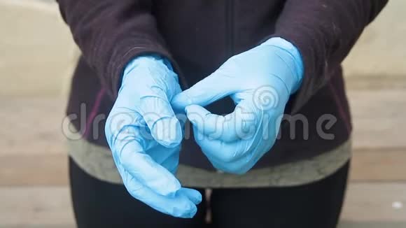 双手摘下蓝色医用手套用手凝胶消毒剂清洗以预防冠状病毒等病毒视频的预览图