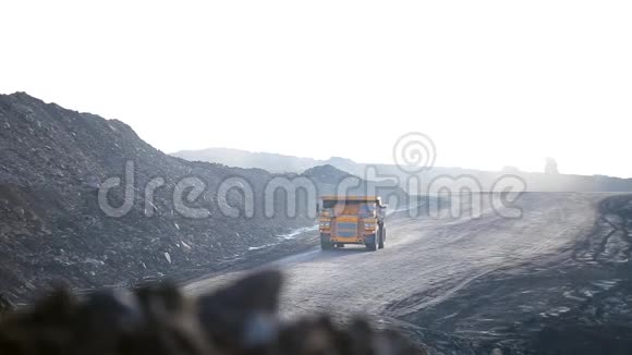 公路上的全景采石场骑着一辆自卸卡车视频的预览图