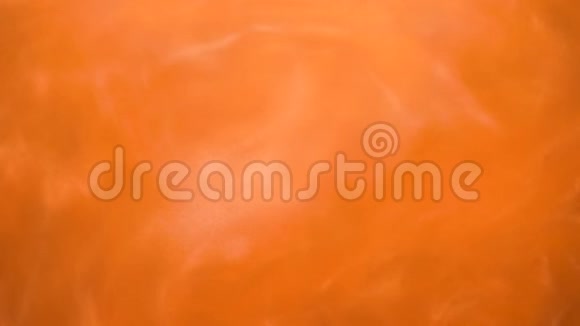 明亮的橙色背景或纹理在水中闪闪发光视频的预览图