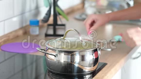 女人在煮土豆泥时加盐特写慢动作效果视频的预览图